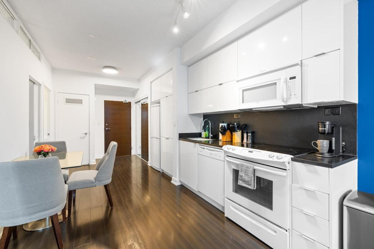 Rogers Centre Sleeps 6 Apartment