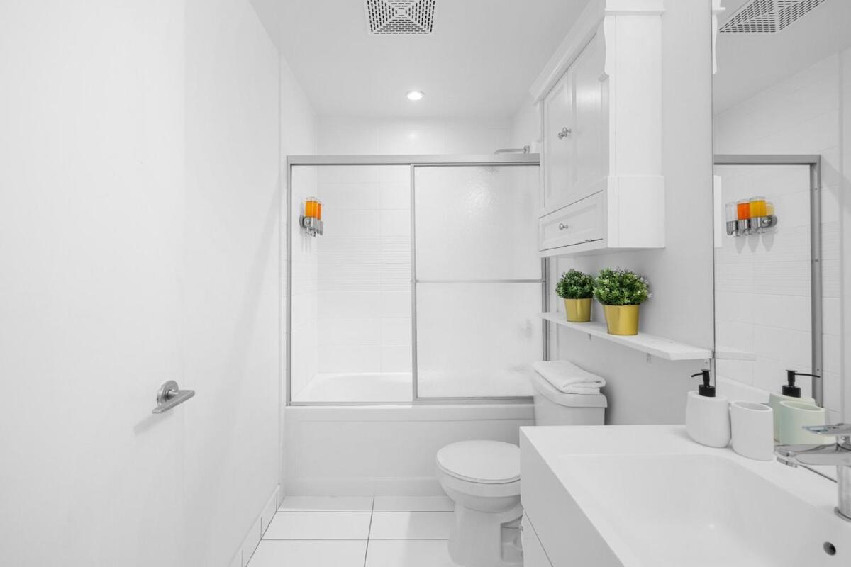 Apartment Rogers Centre Sleeps 6