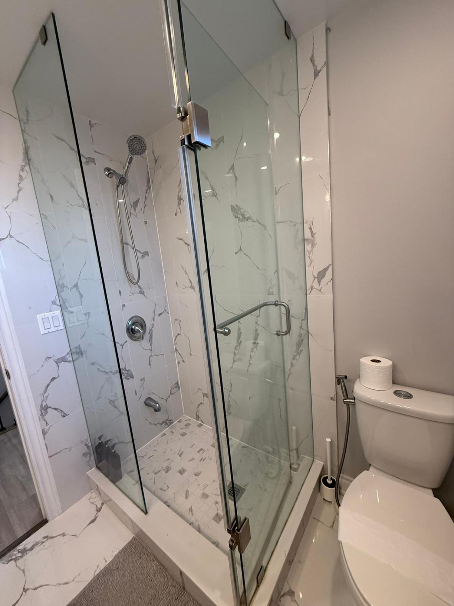 3-bedroom House In Little Italy Downtown-free Parking Toronto