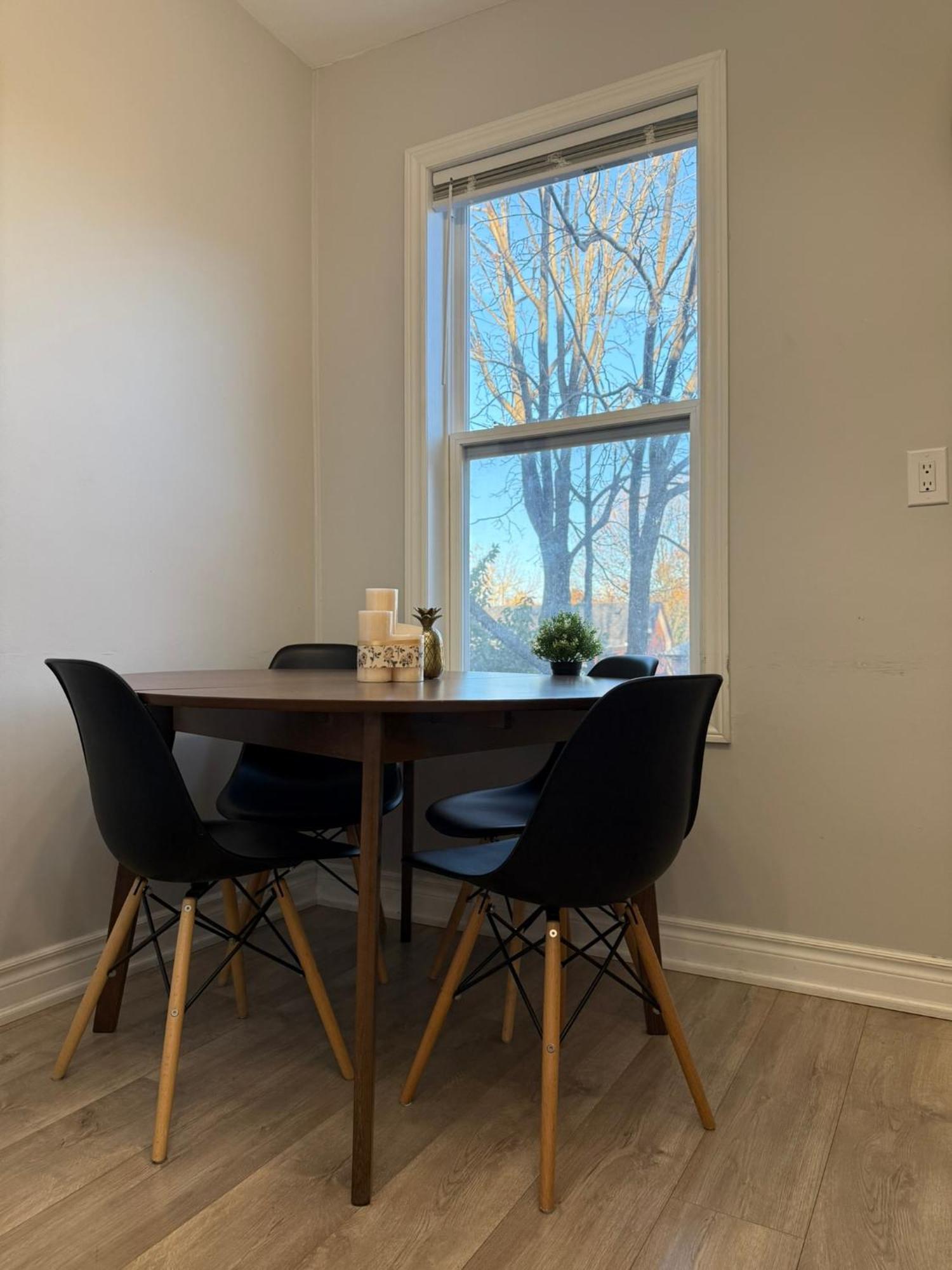 3-bedroom House In Little Italy Downtown-free Parking Toronto