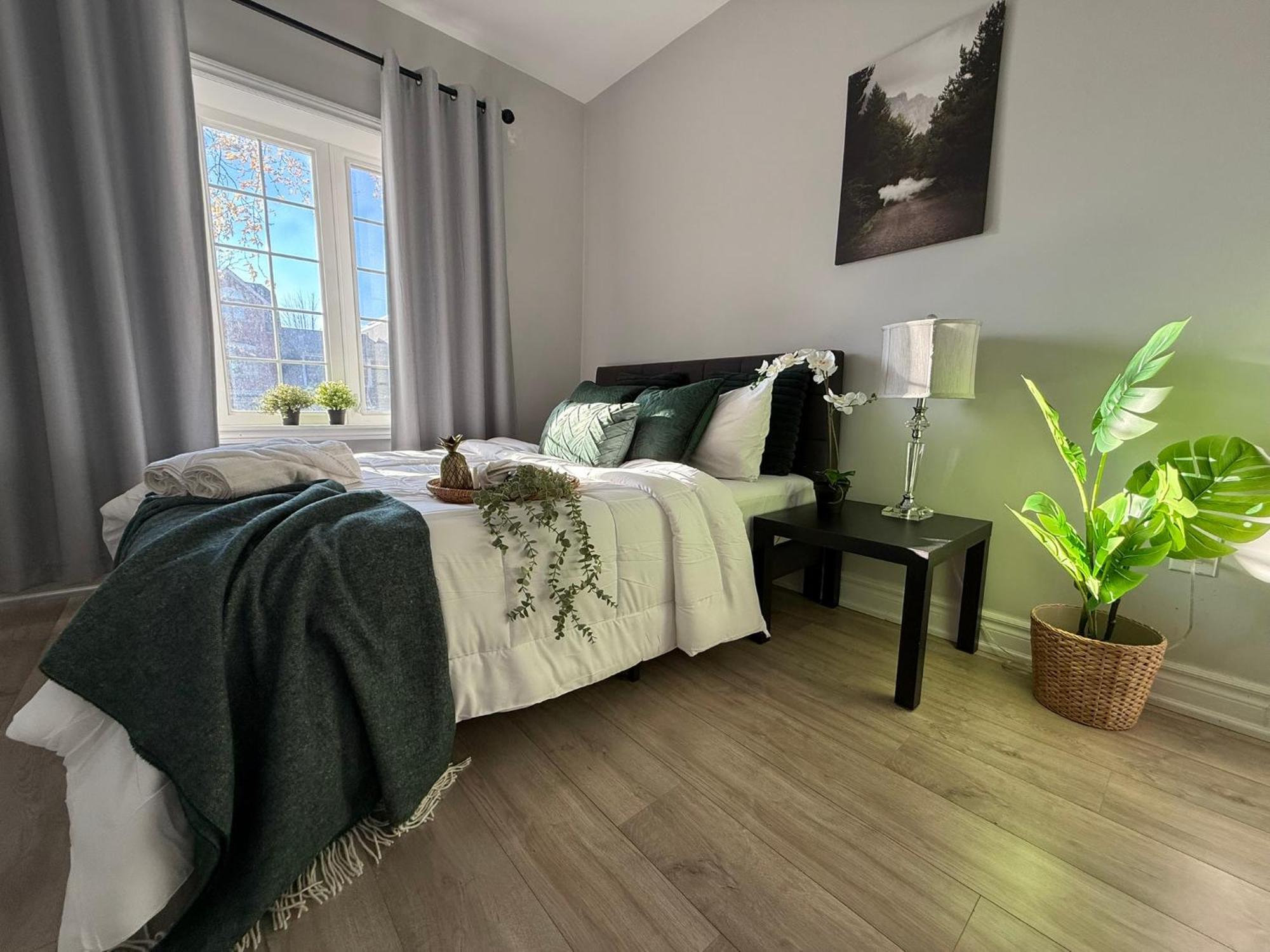 3-bedroom House In Little Italy Downtown-free Parking Toronto