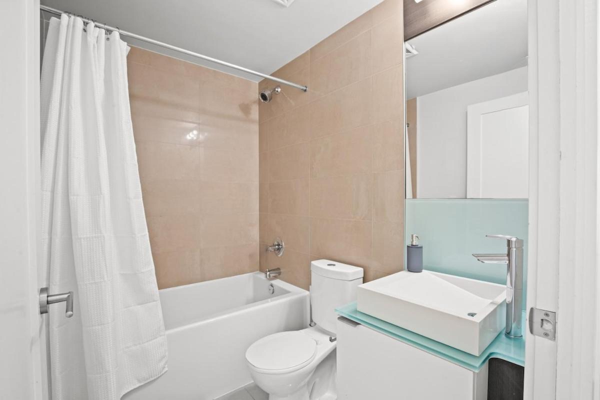 2 Bed 2 Bath Cn-tower And Lakeviews- Parking Toronto