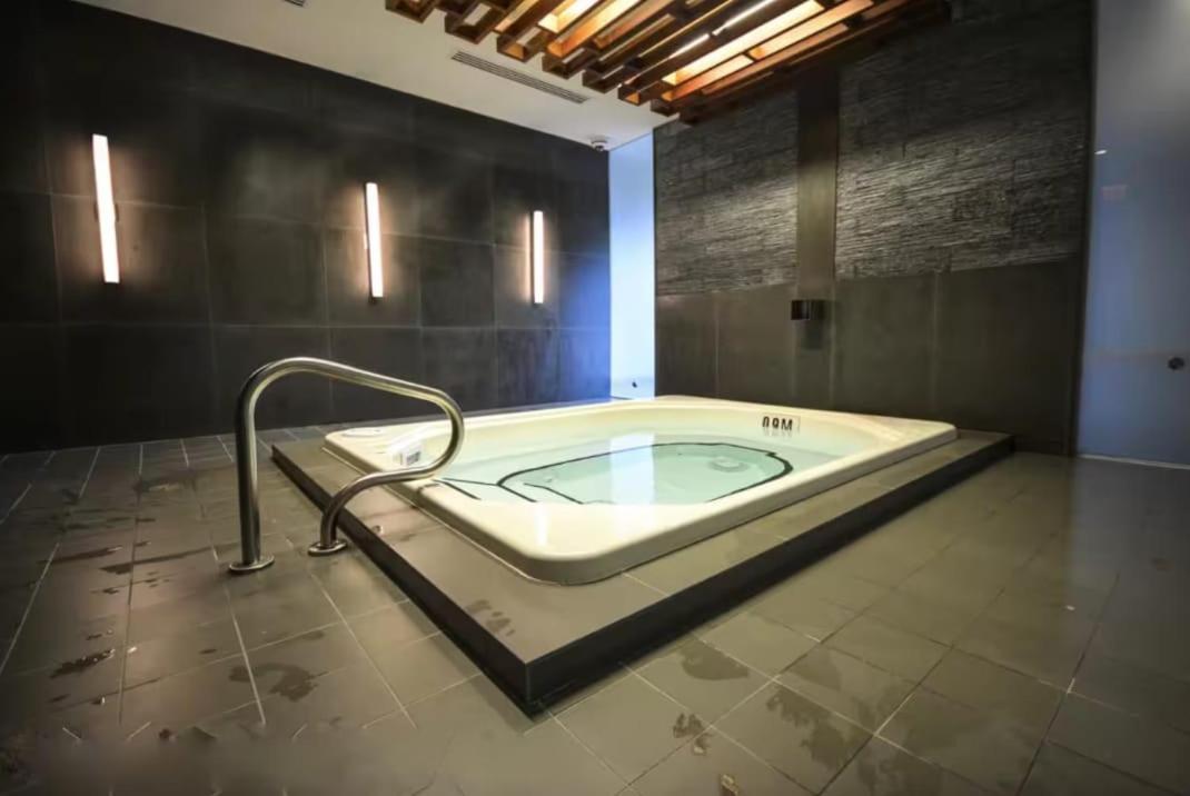 Apartment 2 Bed 2 Bath Cn-tower And Lakeviews- Parking