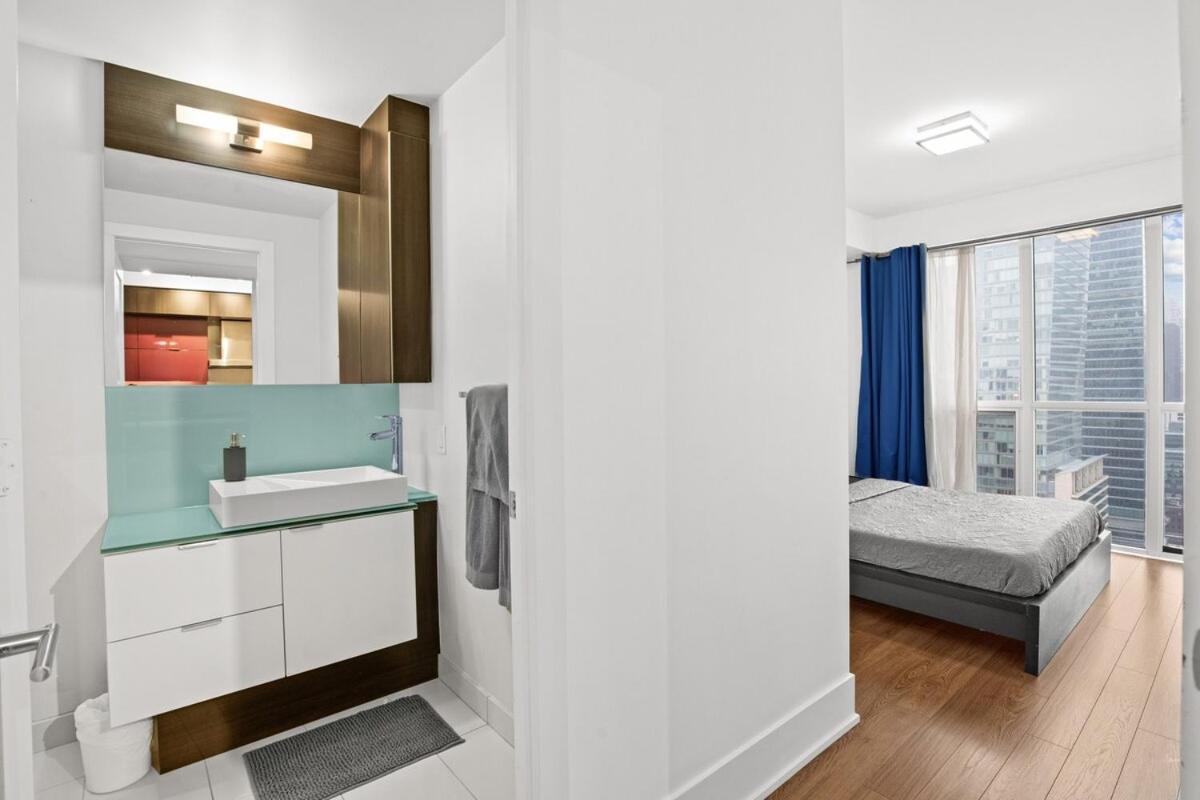 2 Bed 2 Bath Cn-tower And Lakeviews- Parking