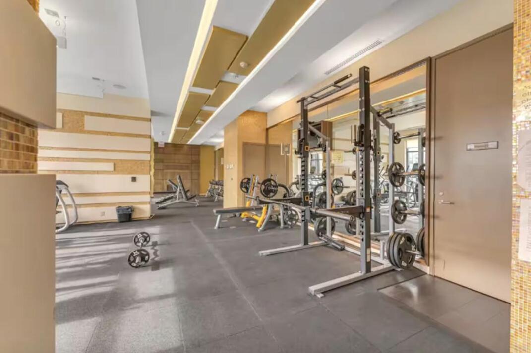2 Bed 2 Bath Cn-tower And Lakeviews- Parking Apartment *