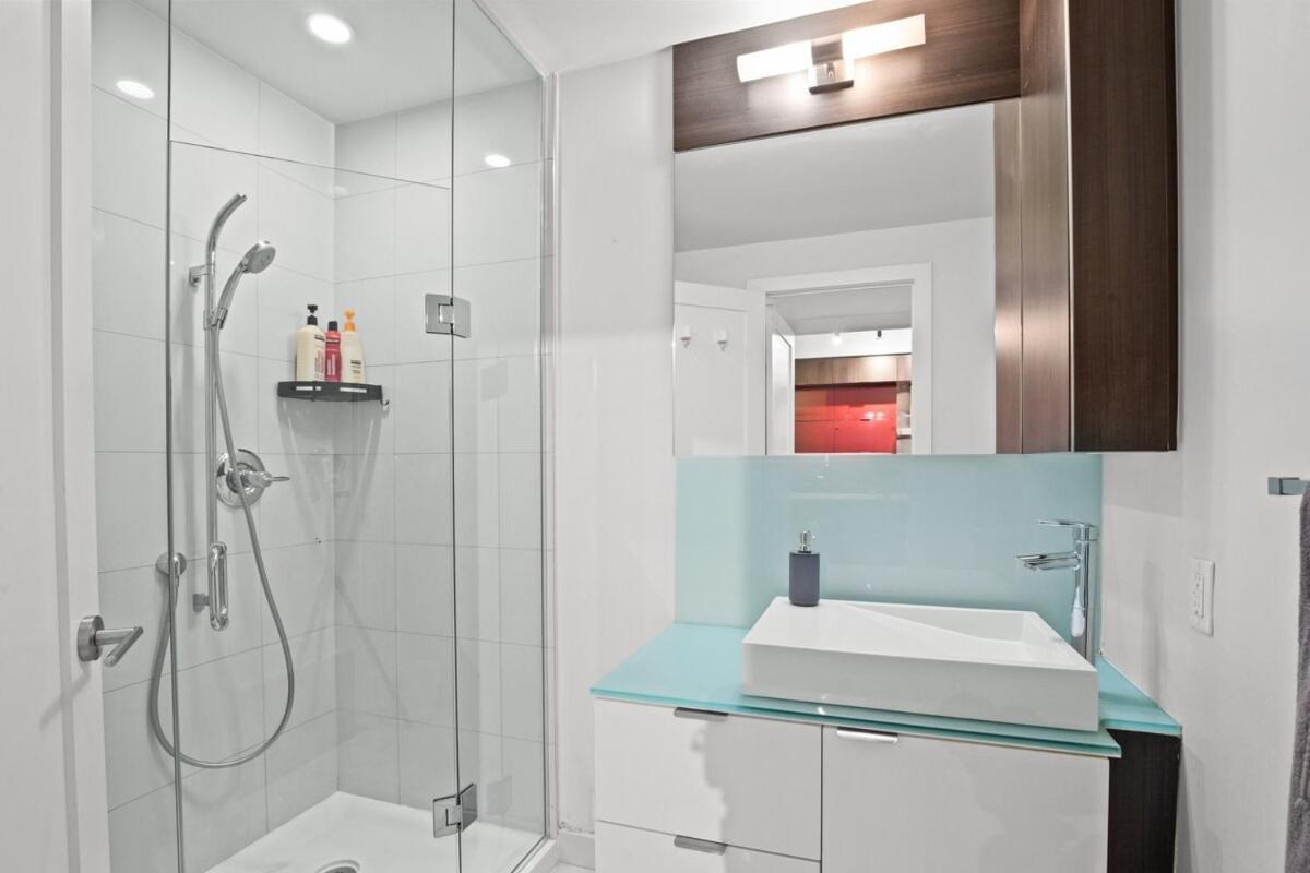 2 Bed 2 Bath Cn-tower And Lakeviews- Parking * Toronto