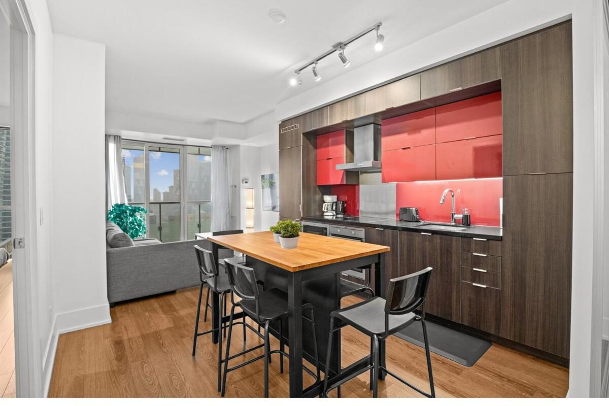 2 Bed 2 Bath Cn-tower And Lakeviews- Parking Apartment Toronto