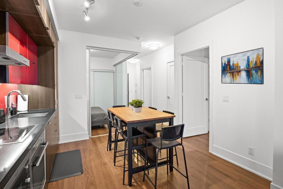 2 Bed 2 Bath Cn-tower And Lakeviews- Parking *