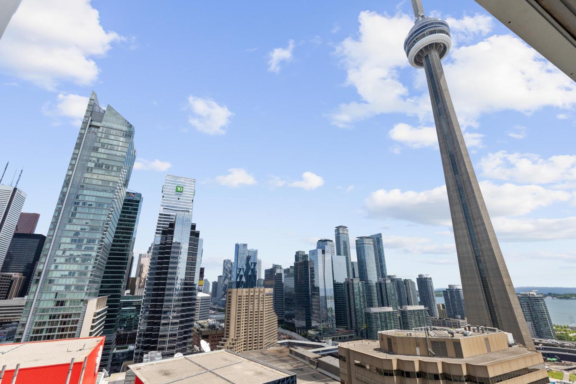 Apartment 2 Bed 2 Bath Cn-tower And Lakeviews- Parking *