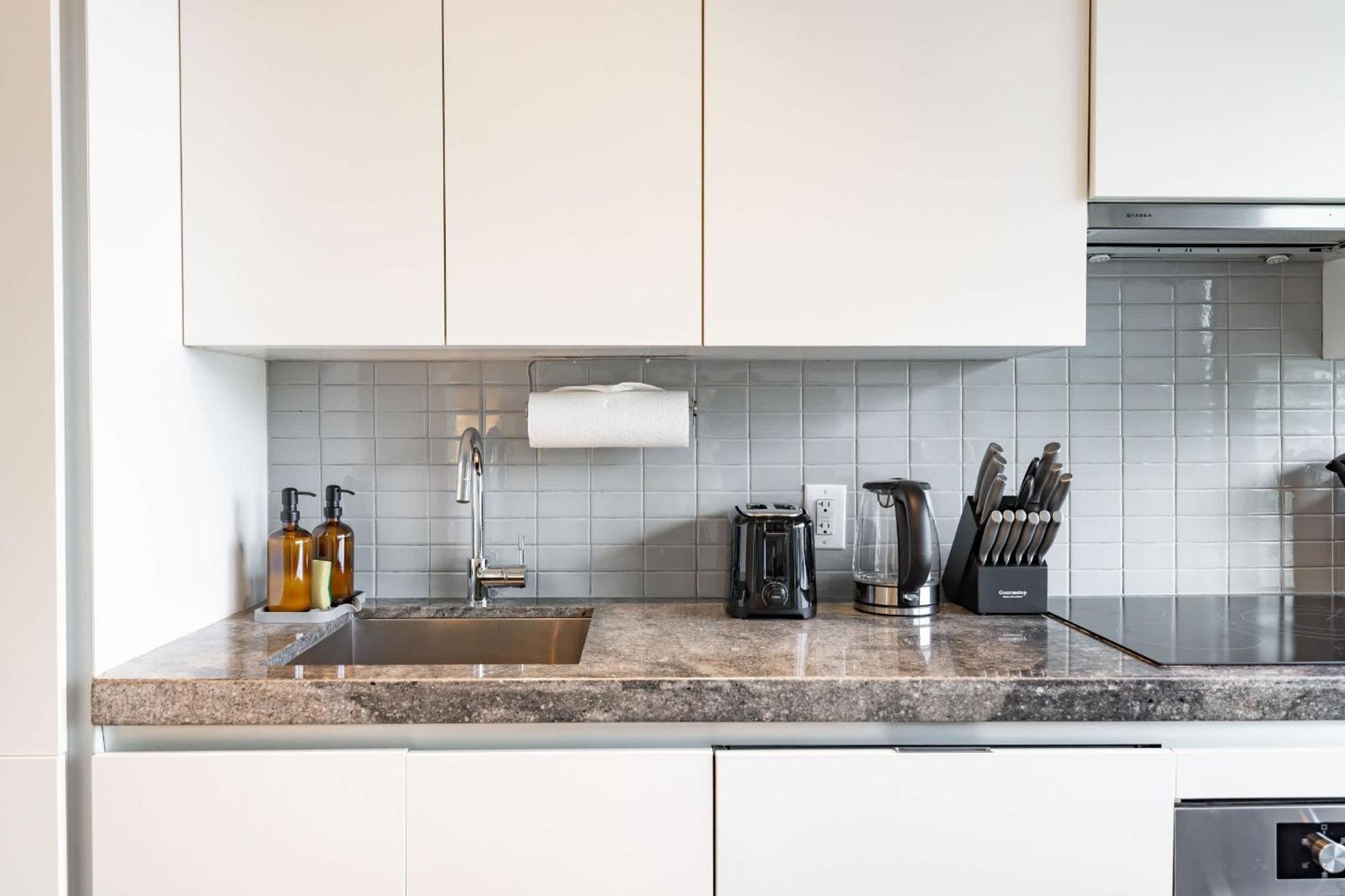 King St W Haven Steps To Gourmet Dining Apartment *