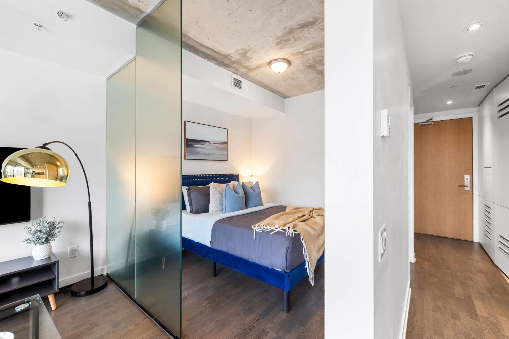 King St W Haven Steps To Gourmet Dining Apartment *