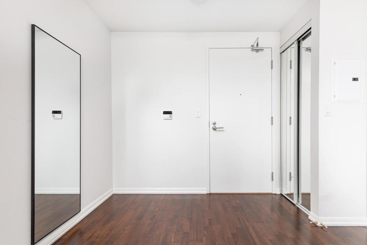 Apartment Modern In To By The