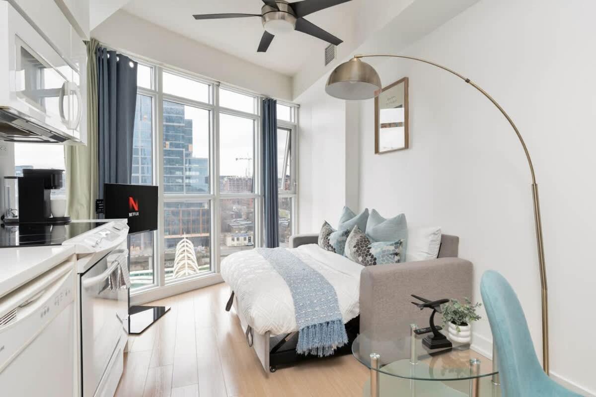 Bright In Prime Downtown Location * Toronto