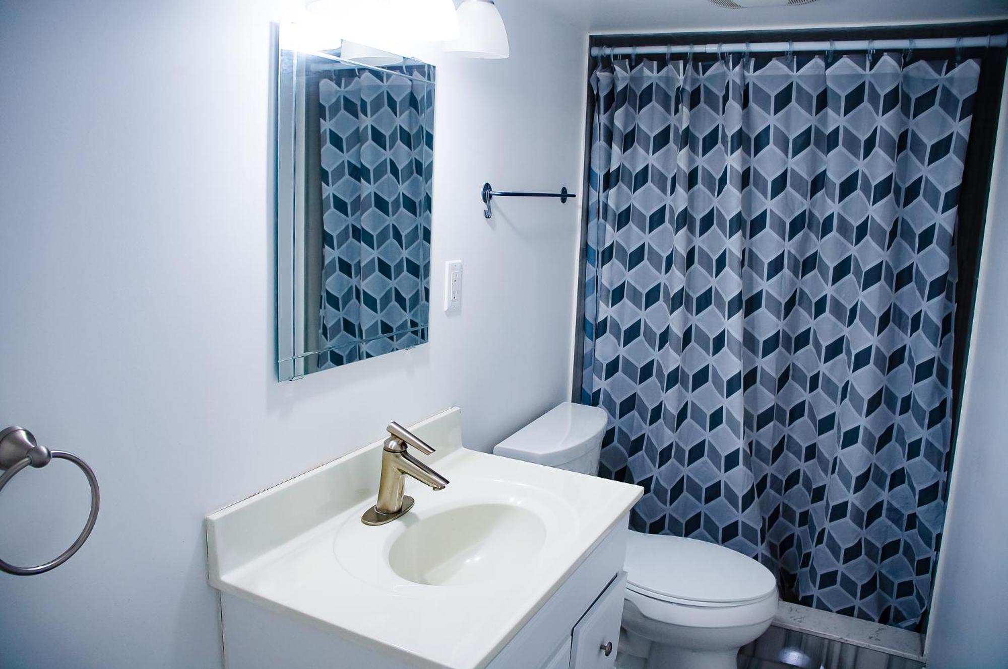 Cozy Bedroom Near Subway Station, Free Parking Guest house *
