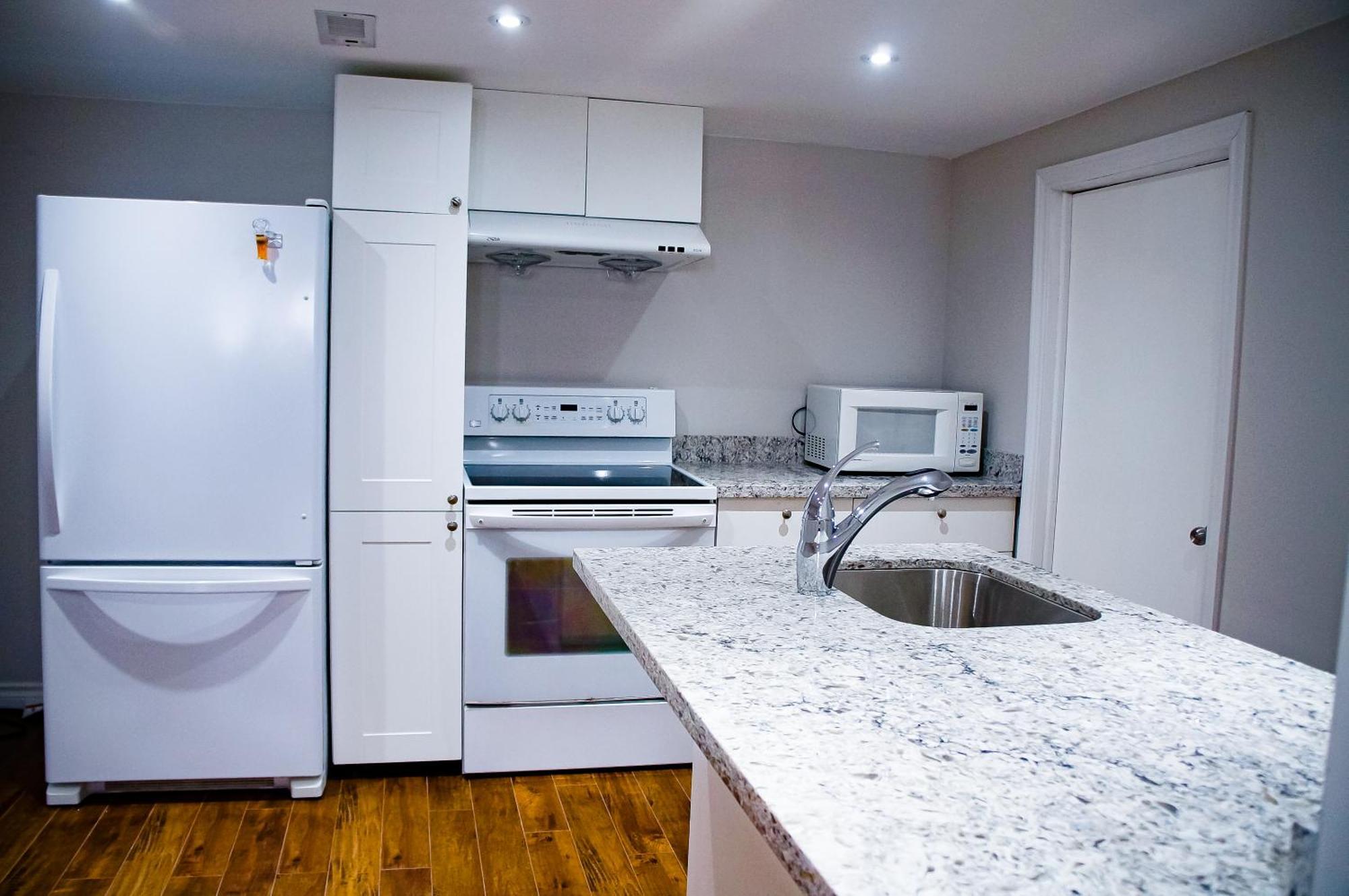 Cozy Bedroom Near Subway Station, Free Parking Toronto