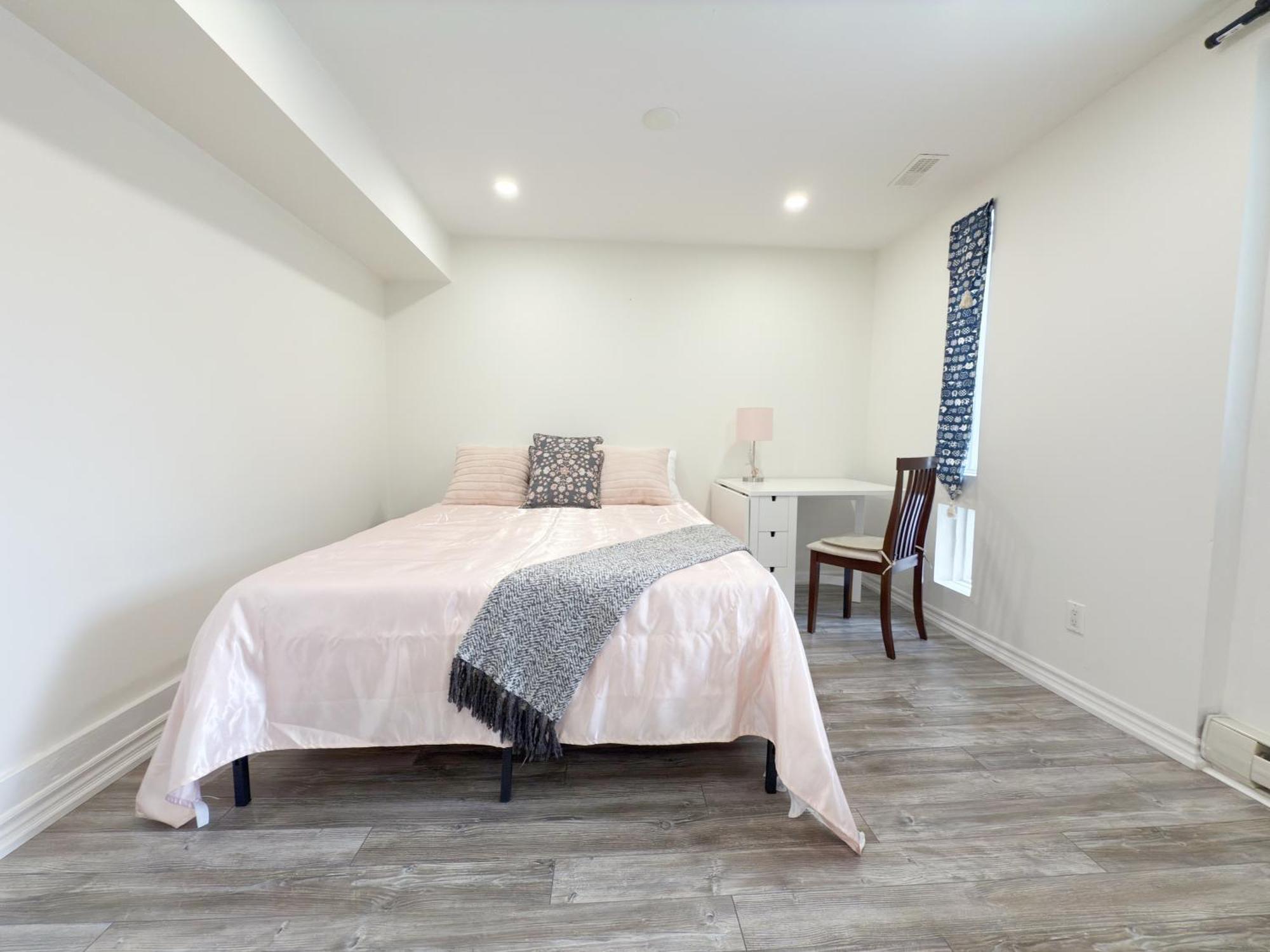 Cozy With Private Bath Near Don Mills Subway Toronto