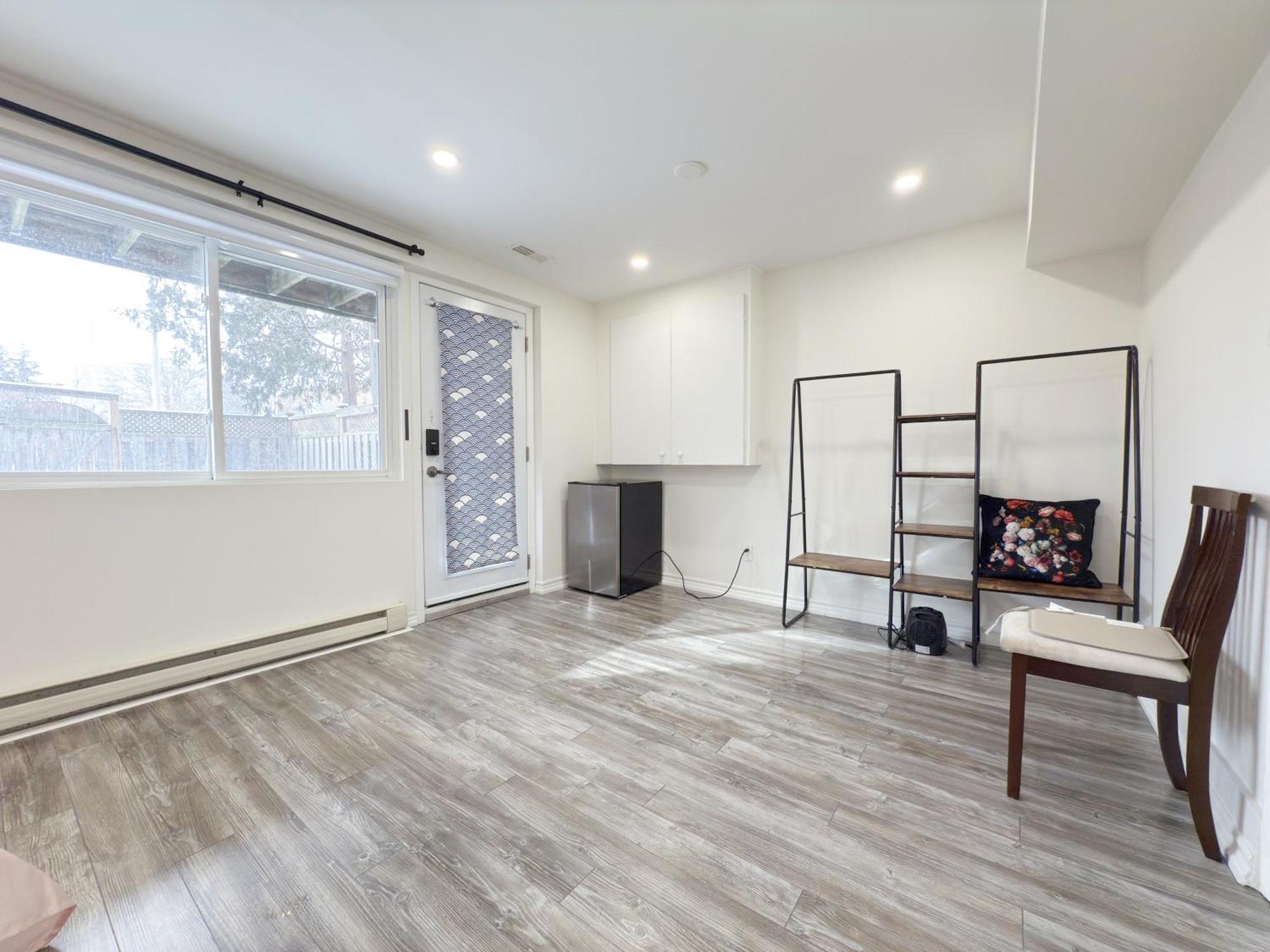 Cozy With Private Bath Near Don Mills Subway Guest house *