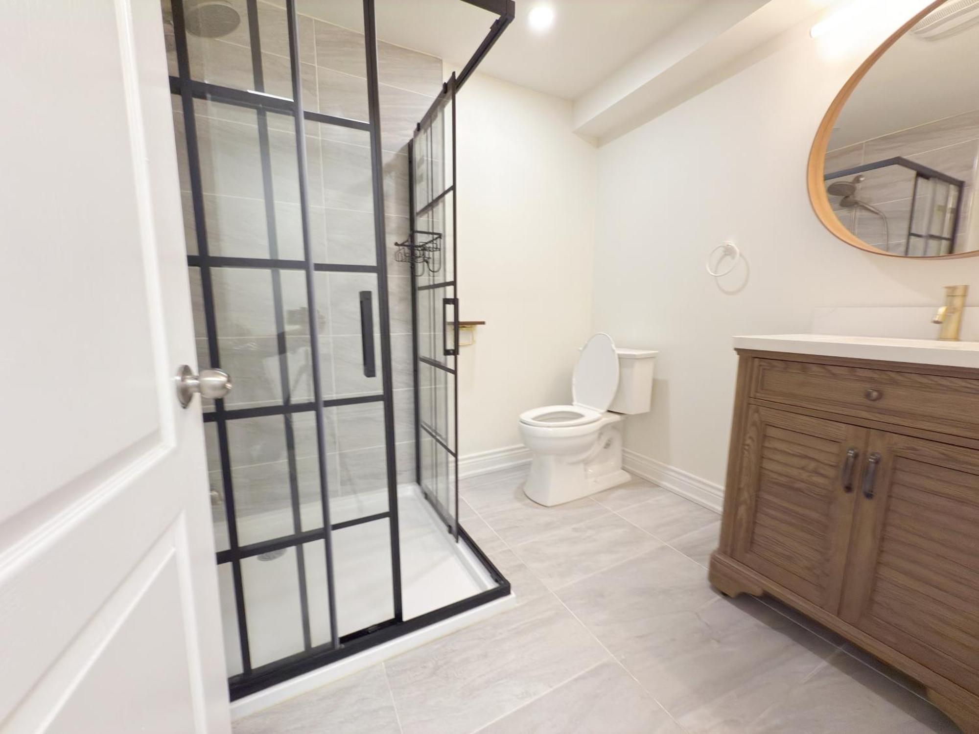 Cozy With Private Bath Near Don Mills Subway Guest house Toronto
