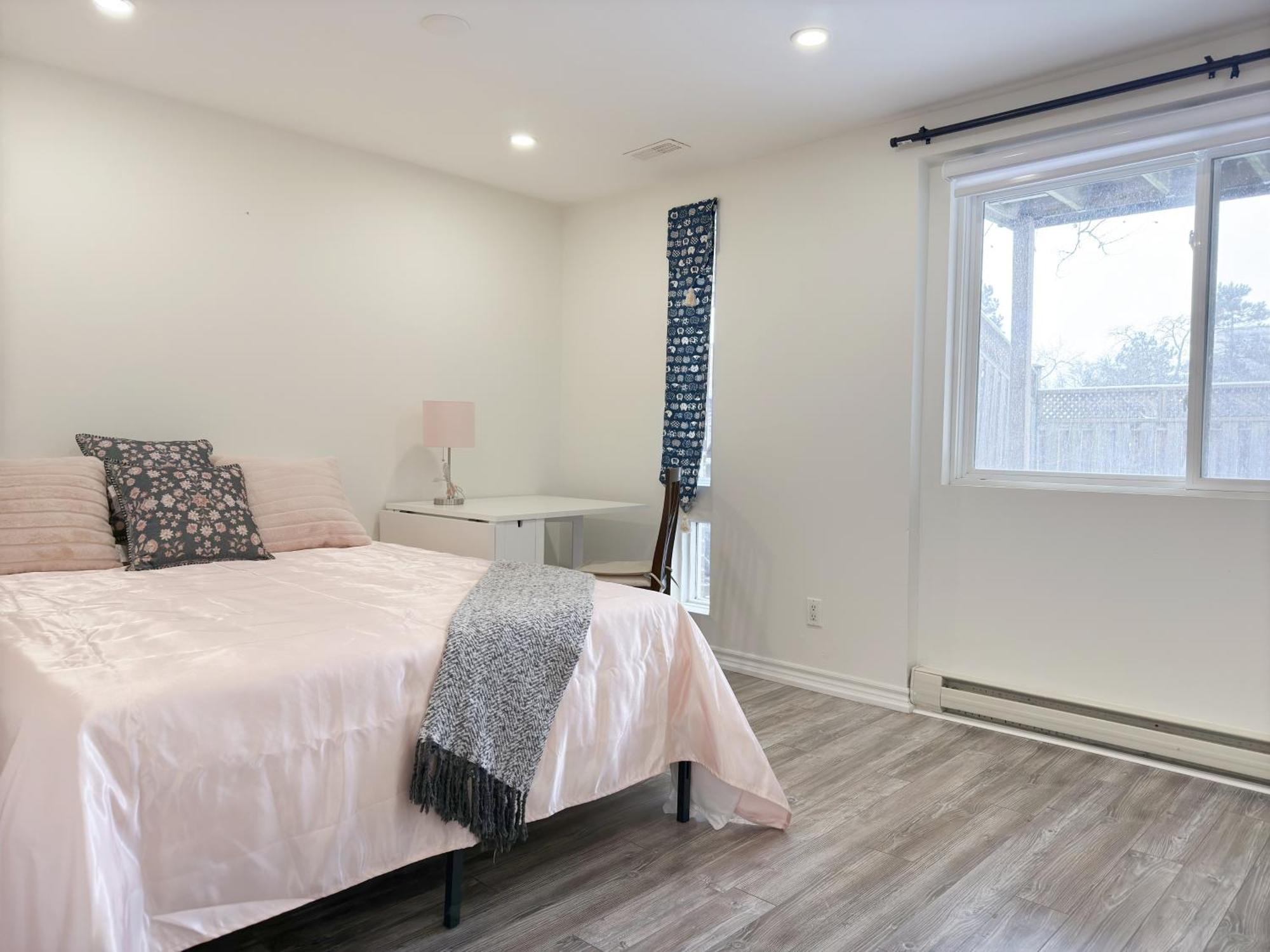 Guest house Cozy With Private Bath Near Don Mills Subway *