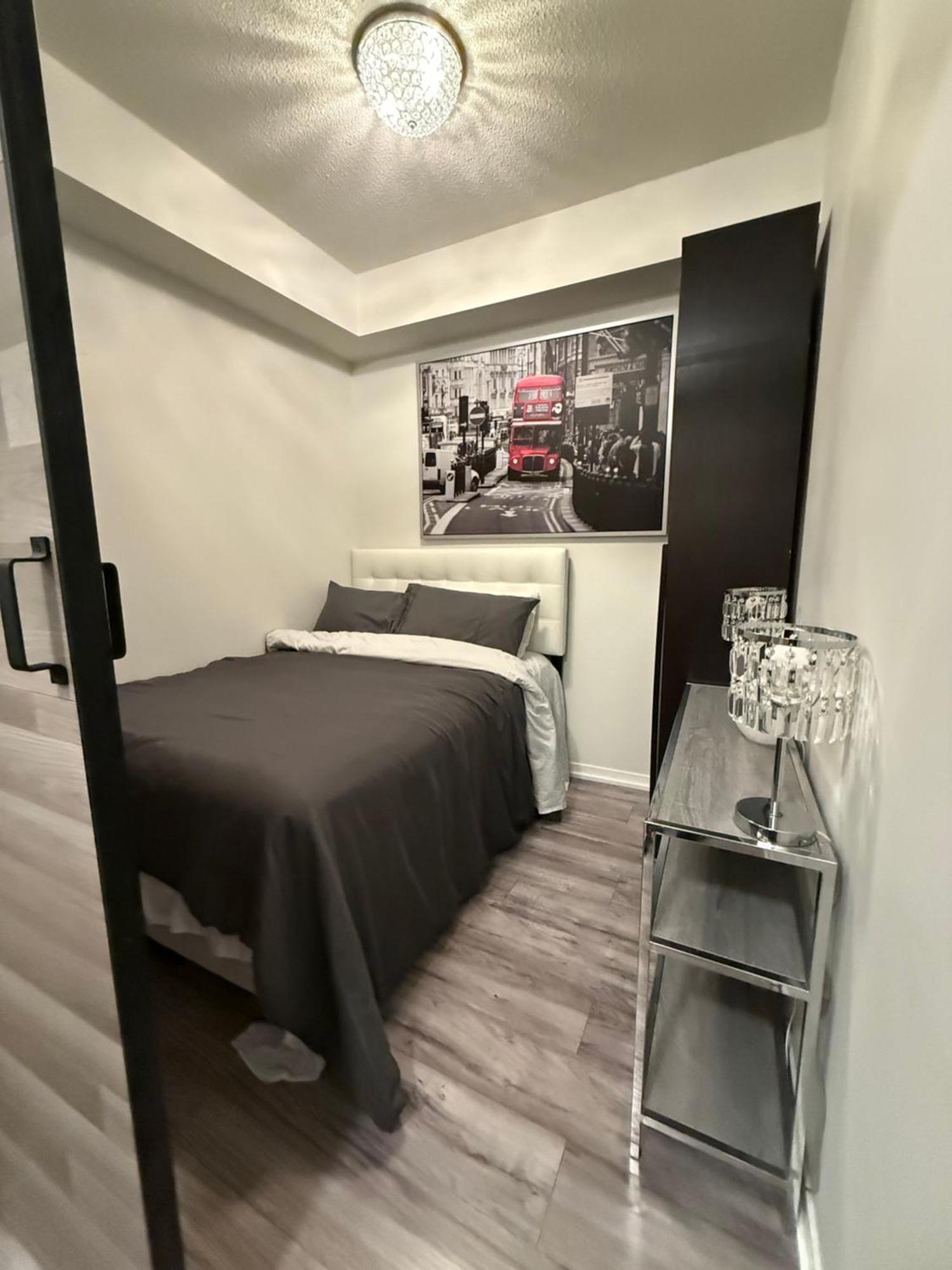 Newly Updated 2br, 2bath & Den In Downtown Beside Union Station & Scotia Bank Arena! * Toronto