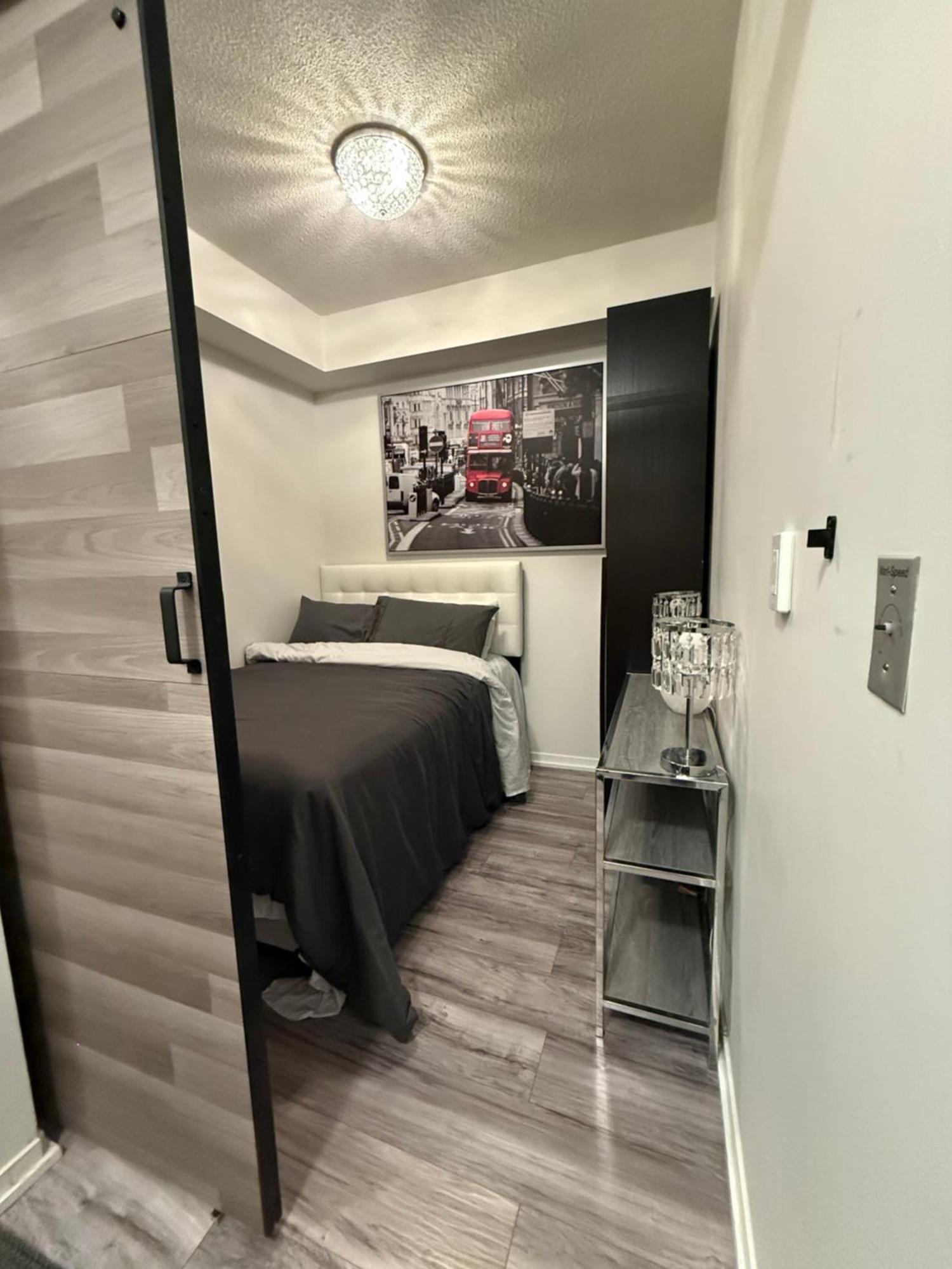 Newly Updated 2br, 2bath & Den In Downtown Beside Union Station & Scotia Bank Arena! *