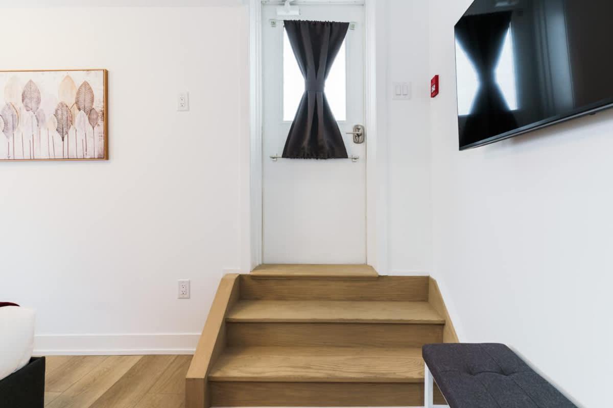 Modern 3 Min To Transit Downtown Toronto