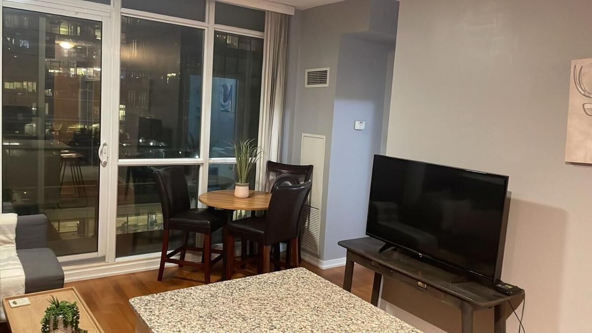 1 Bd And Den At Scotiabank Arena Apartment *