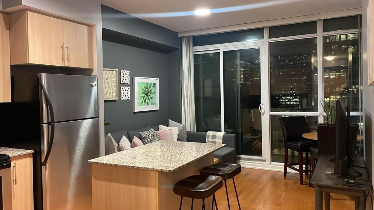 Apartment 1 Bd And Den At Scotiabank Arena *