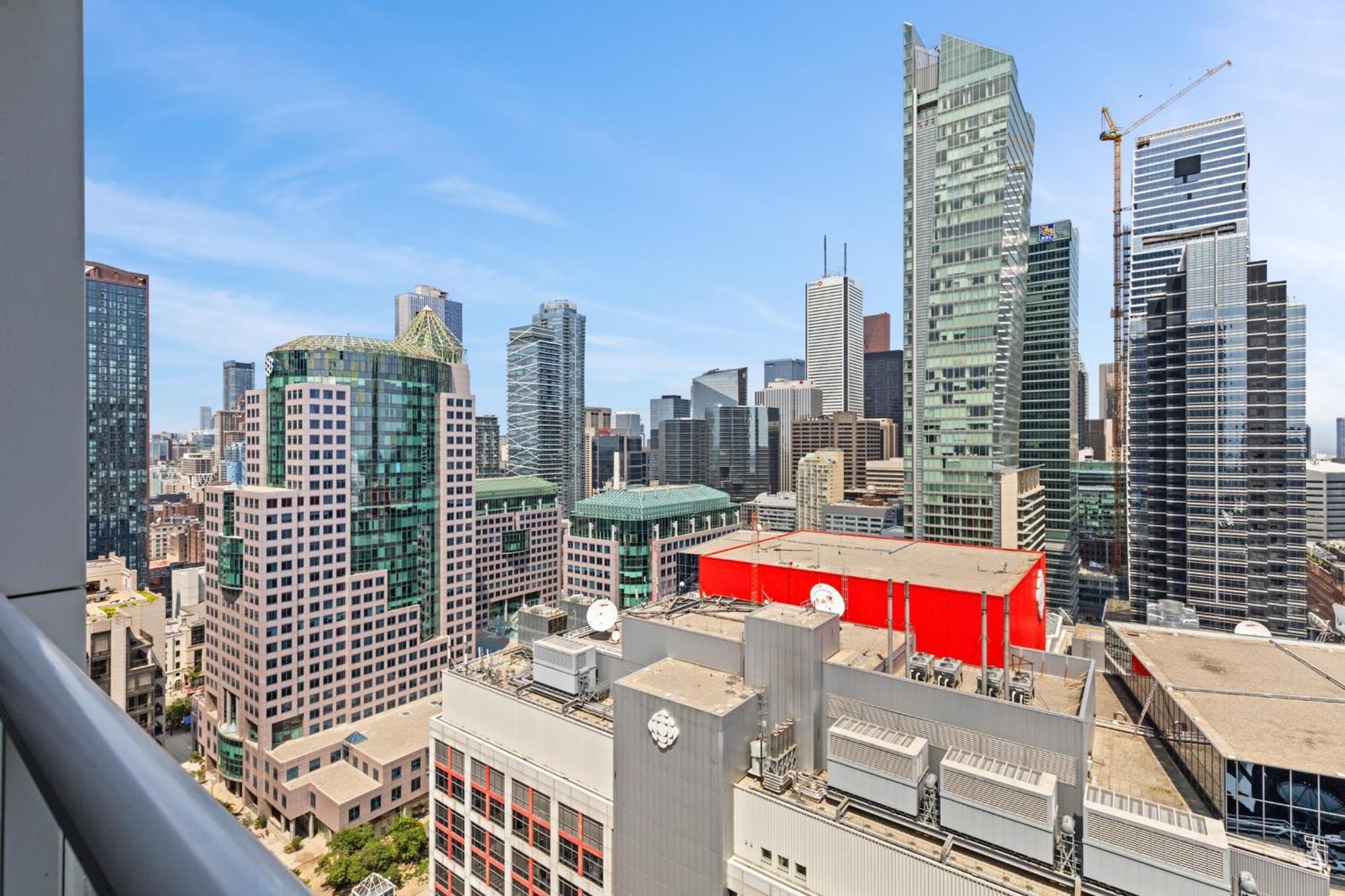 2 Bed 2 Bath Cn-tower And Lakeviews- Parking Apartment *