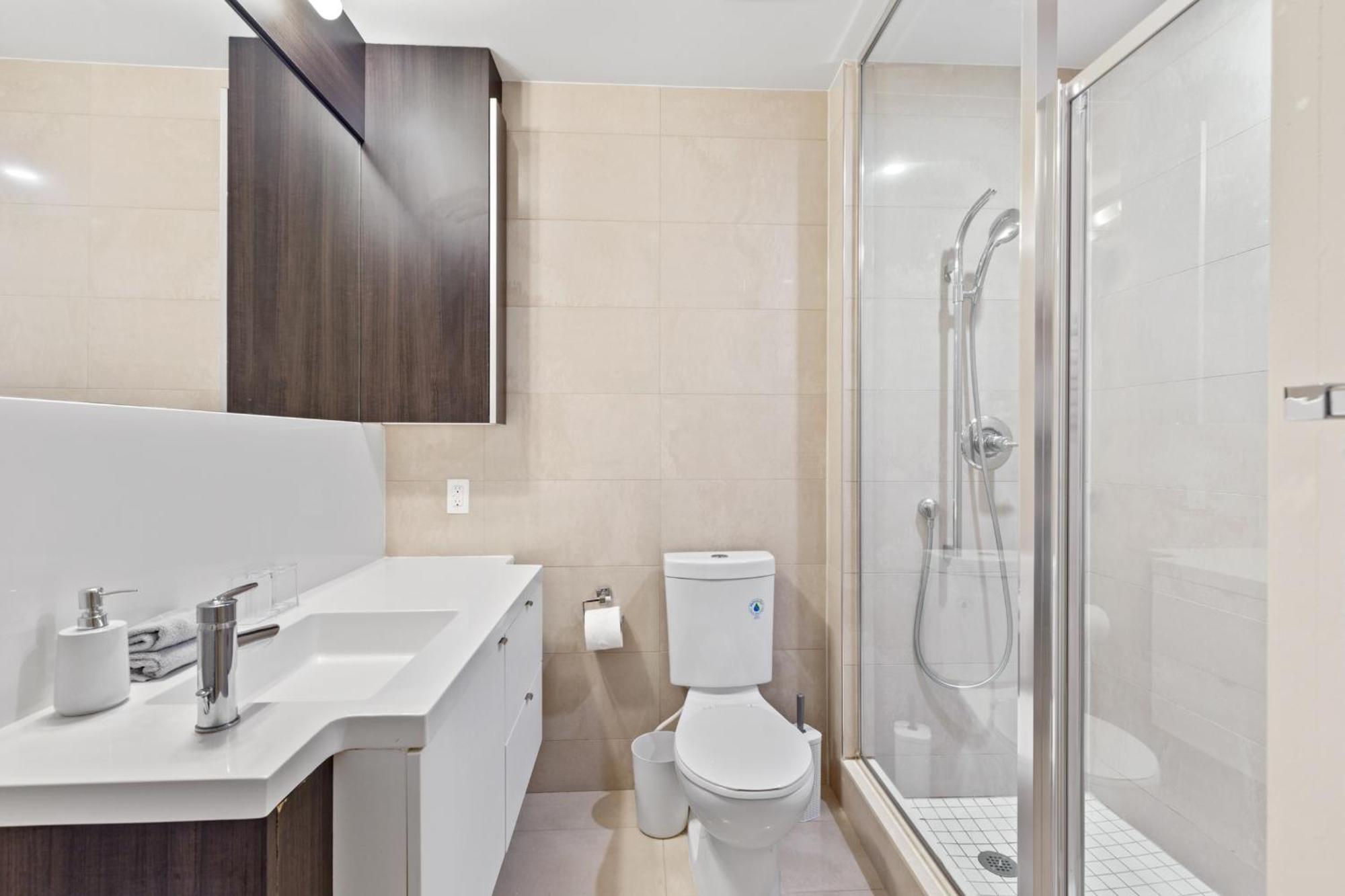 2 Bed 2 Bath Cn-tower And Lakeviews- Parking Apartment Toronto