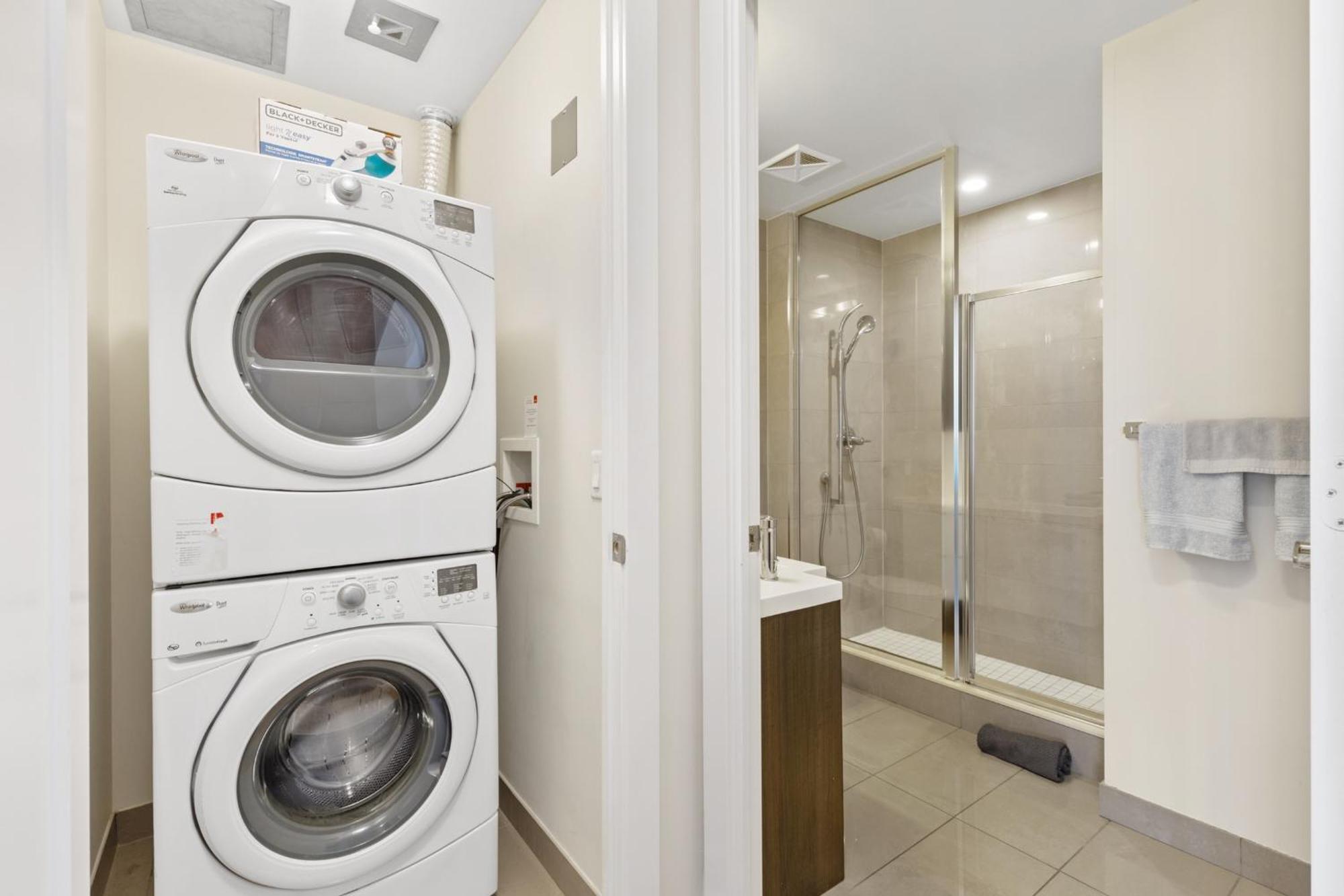 2 Bed 2 Bath Cn-tower And Lakeviews- Parking Apartment