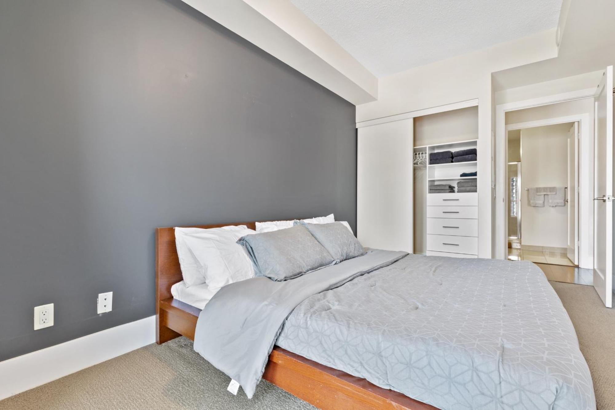 2 Bed 2 Bath Cn-tower And Lakeviews- Parking Toronto