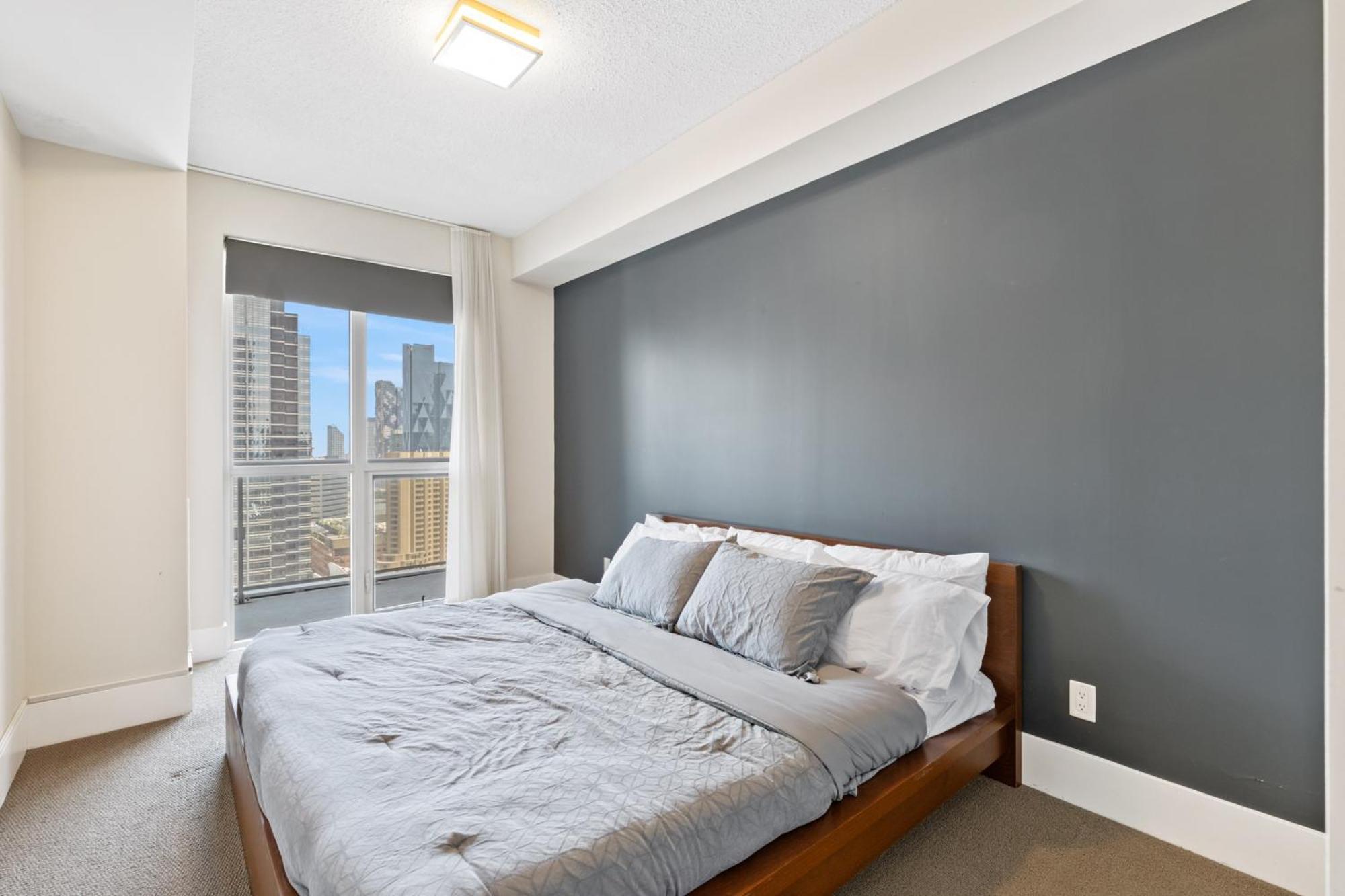2 Bed 2 Bath Cn-tower And Lakeviews- Parking * Toronto