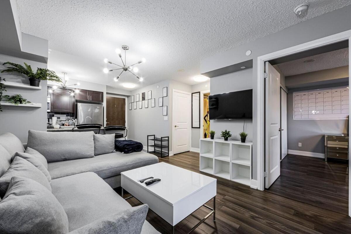 1 Bdrm W Pool Perfect Location Free Parking *