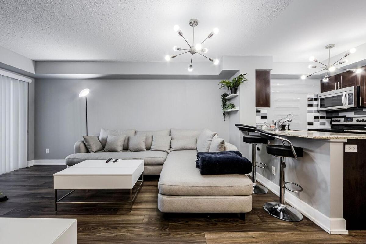 1 Bdrm W Pool Perfect Location Free Parking Apartment