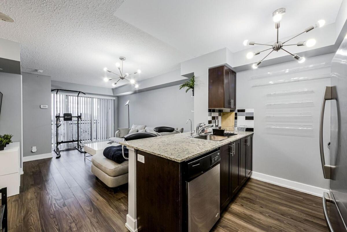 1 Bdrm W Pool Perfect Location Free Parking Apartment Toronto