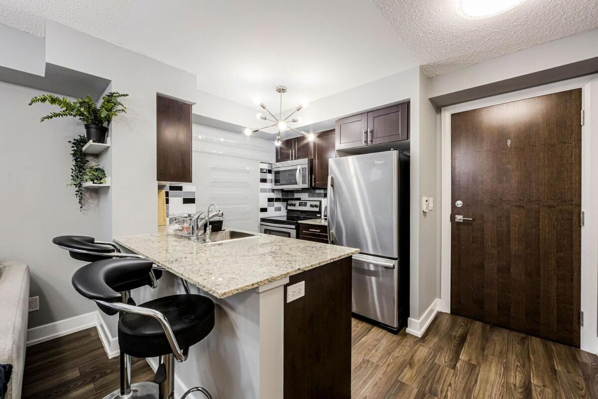1 Bdrm W Pool Perfect Location Free Parking *