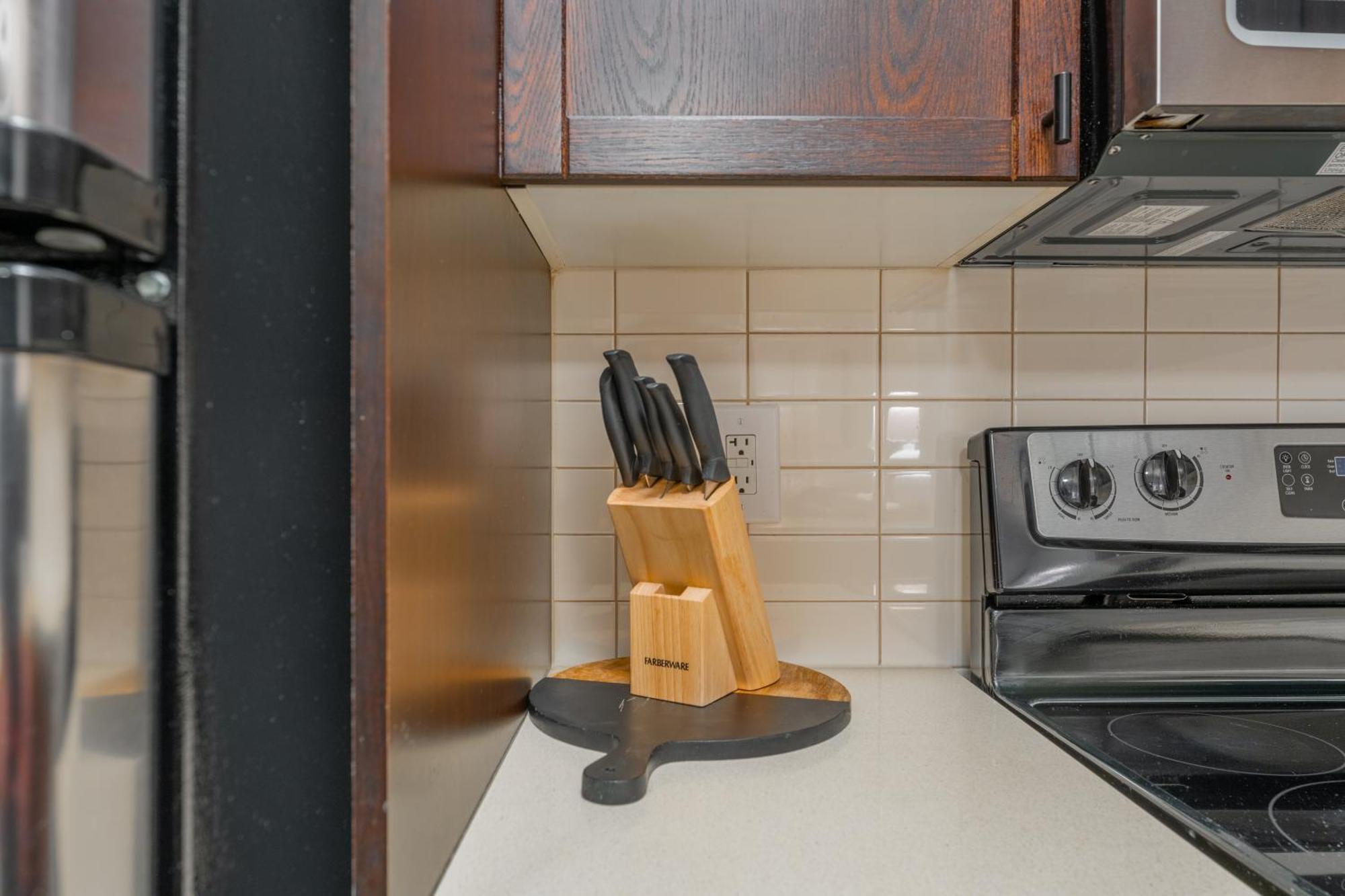 Entertainment District - King Bed - Close To Core - Dome - Scotiabank - Cne - York - Near King St W *