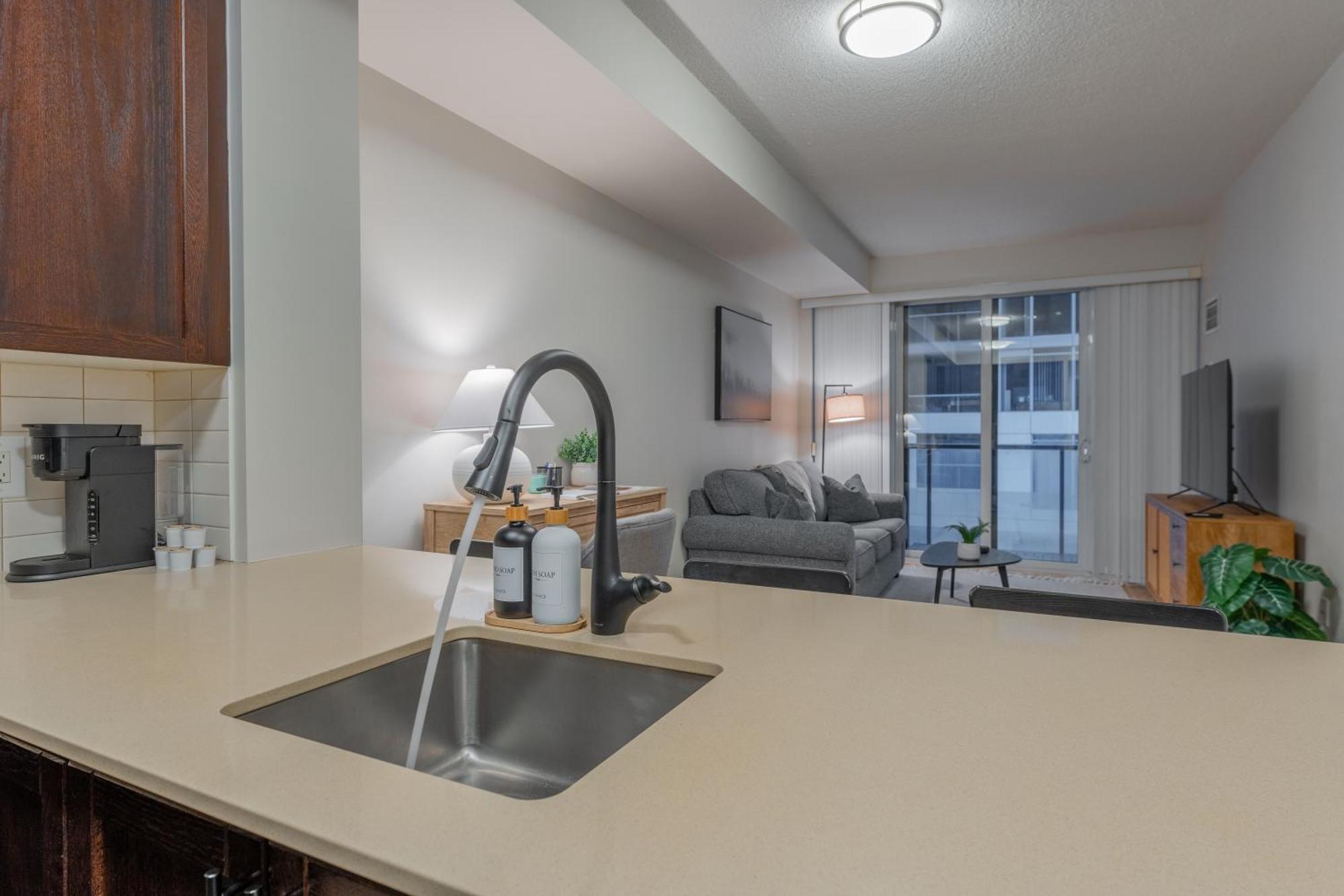 Entertainment District - King Bed - Close To Core - Dome - Scotiabank - Cne - York - Near King St W Apartment *