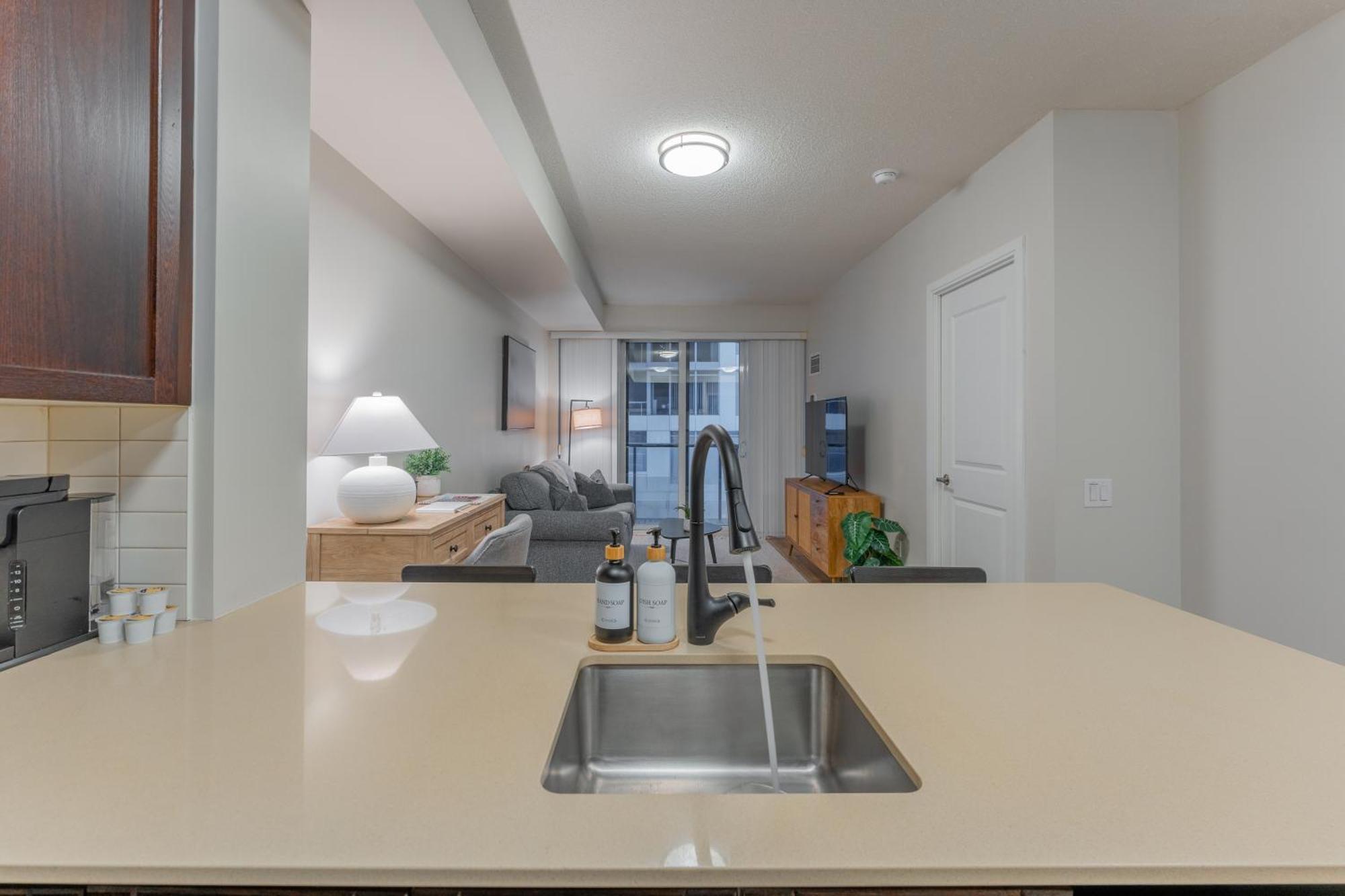 Entertainment District - King Bed - Close To Core - Dome - Scotiabank - Cne - York - Near King St W *