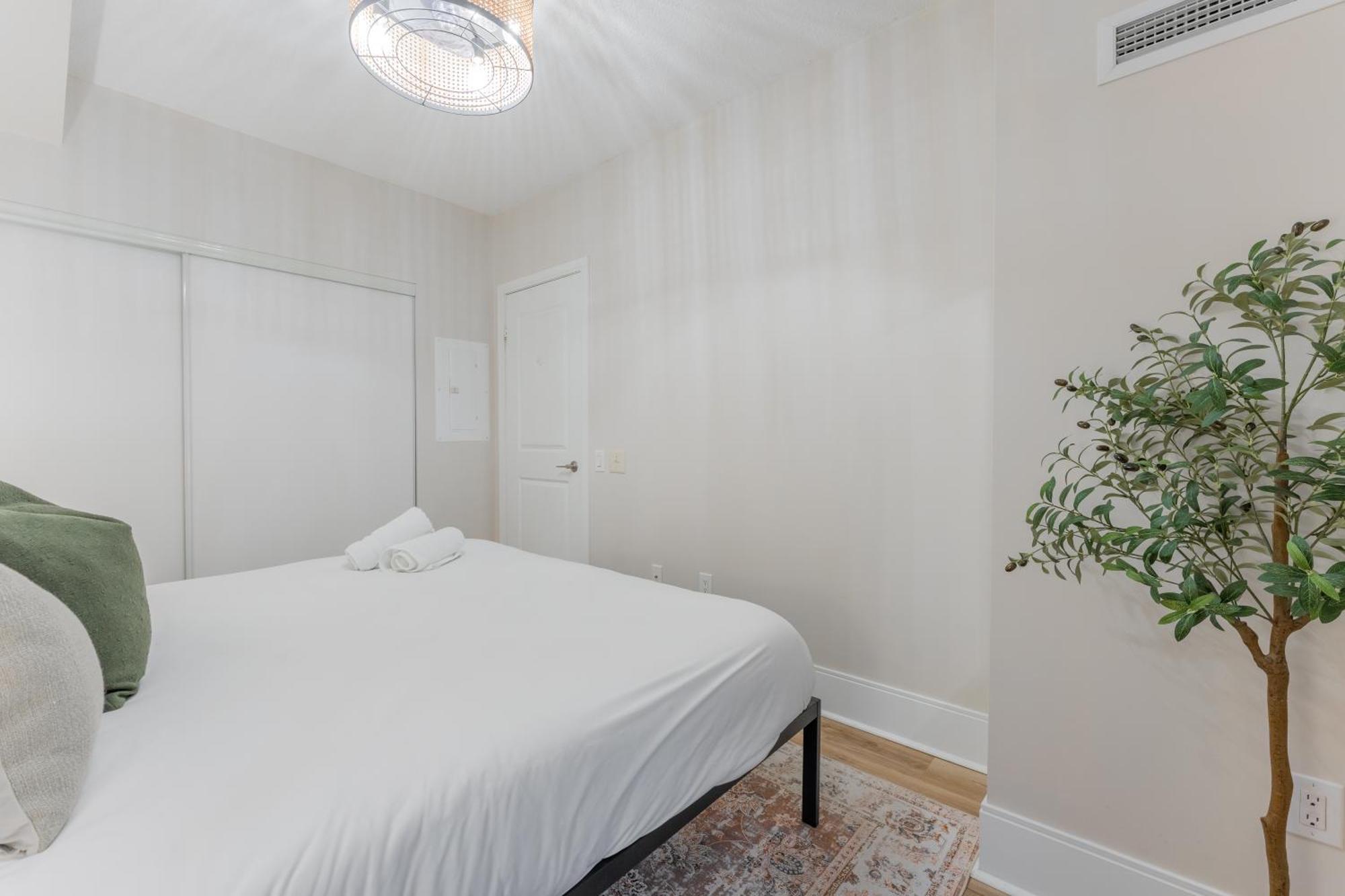 Entertainment District - King Bed - Close To Core - Dome - Scotiabank - Cne - York - Near King St W Apartment *