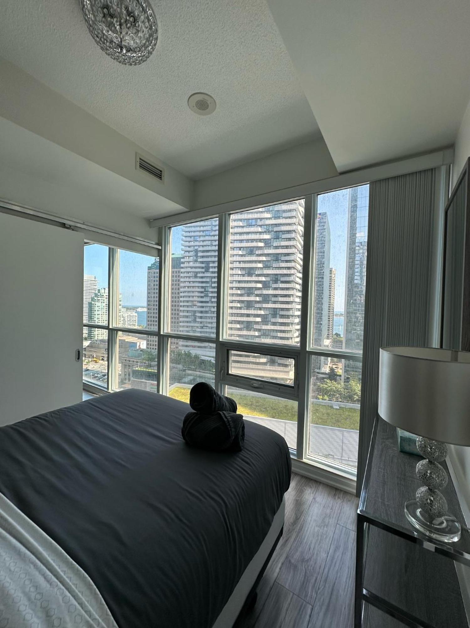 Apartment Newly Updated 2br, 2bath & Den In Downtown Beside Union Station & Scotia Bank Arena! Toronto