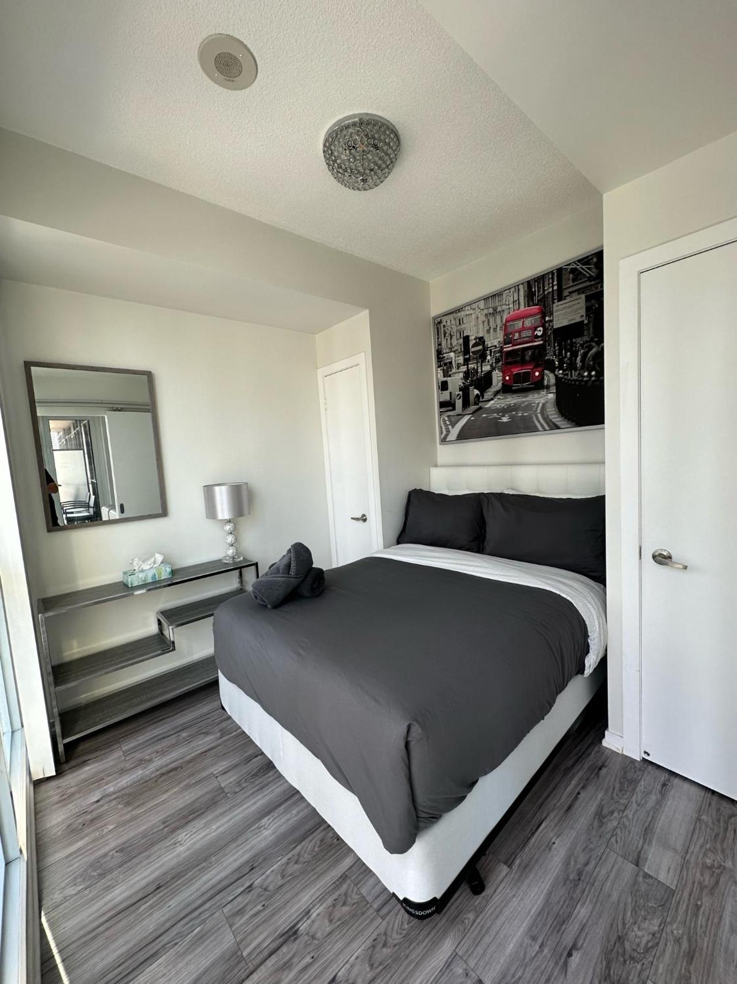 Newly Updated 2br, 2bath & Den In Downtown Beside Union Station & Scotia Bank Arena! Toronto