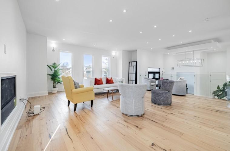 Executive In Next To Yorkdale Shopping Centre Toronto