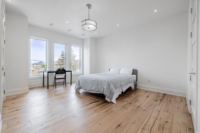 Homestay Executive In Next To Yorkdale Shopping Centre