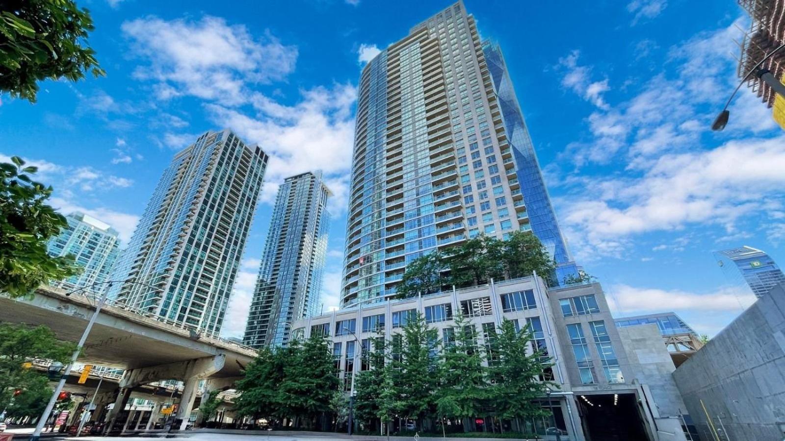 Lanterra Downtown Apartment