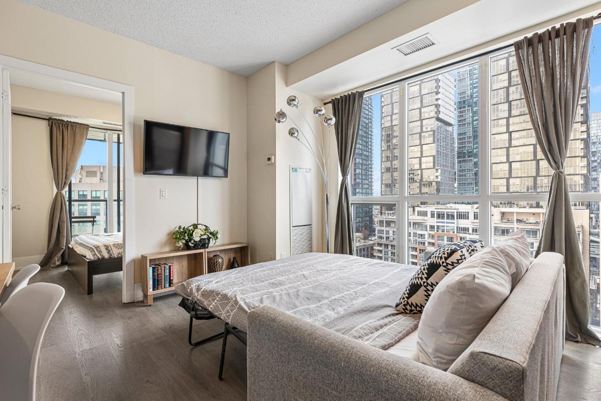 3 Bedroom Beside Cn Tower With Parking Downtown Apartment *