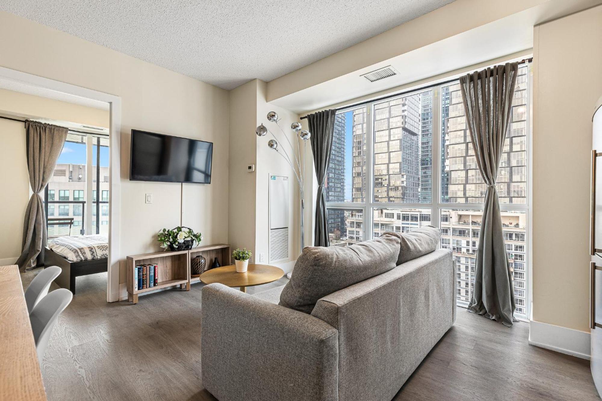 Apartment 3 Bedroom Beside Cn Tower With Parking Downtown *