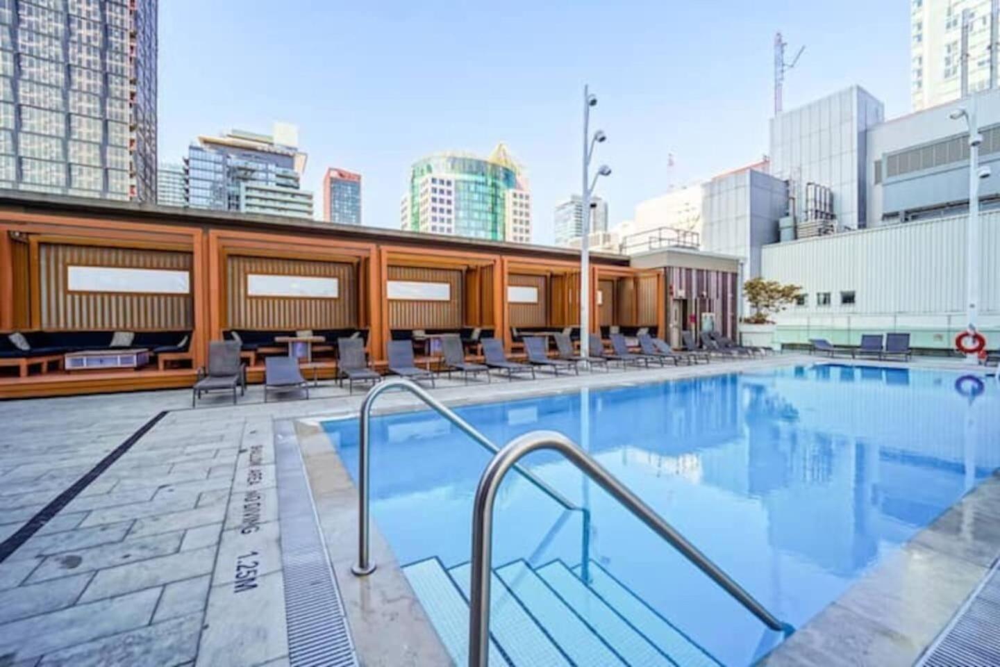 3 Bedroom Beside Cn Tower With Parking Downtown Apartment *