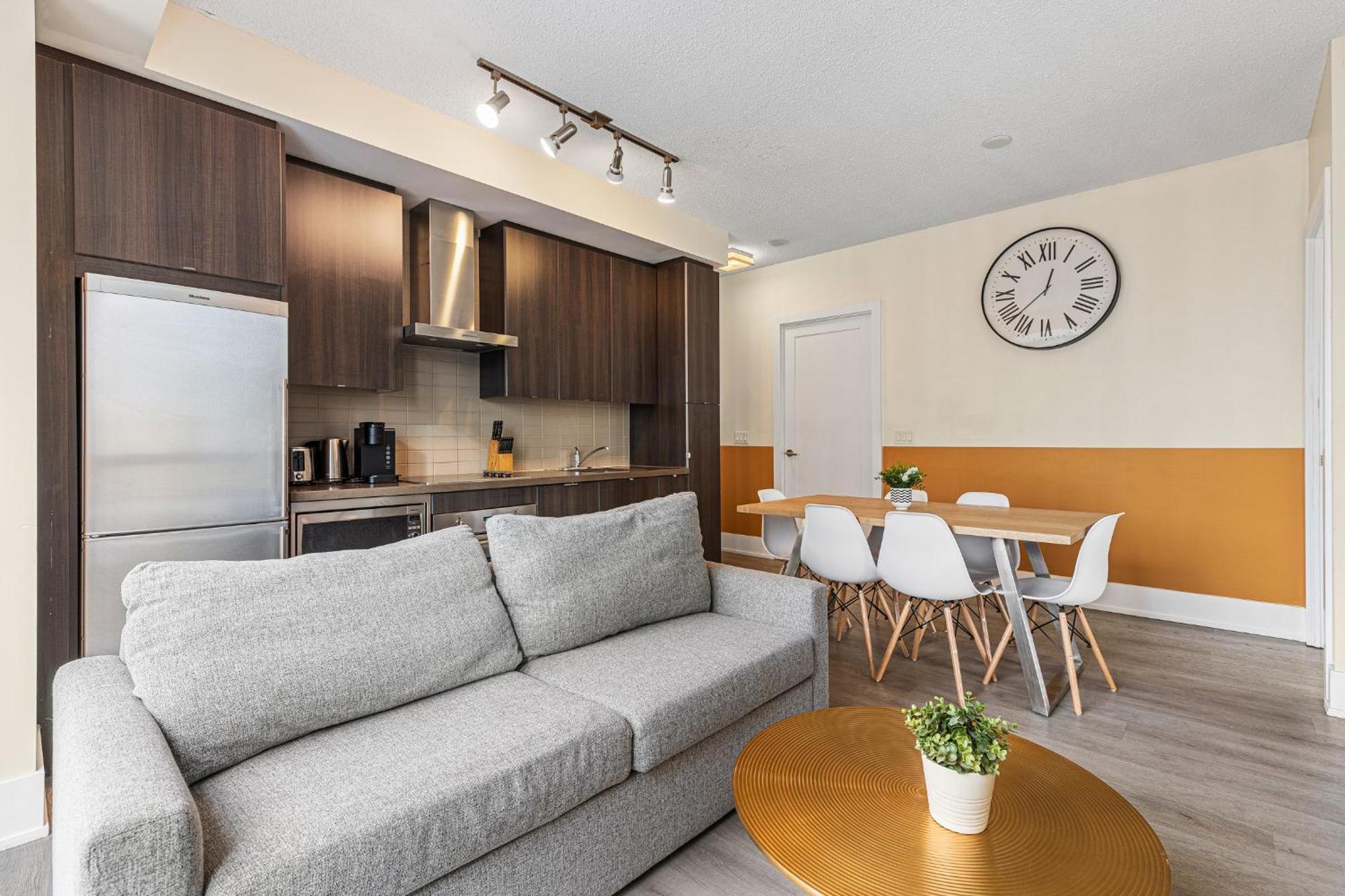 Apartment 3 Bedroom Beside Cn Tower With Parking Downtown *